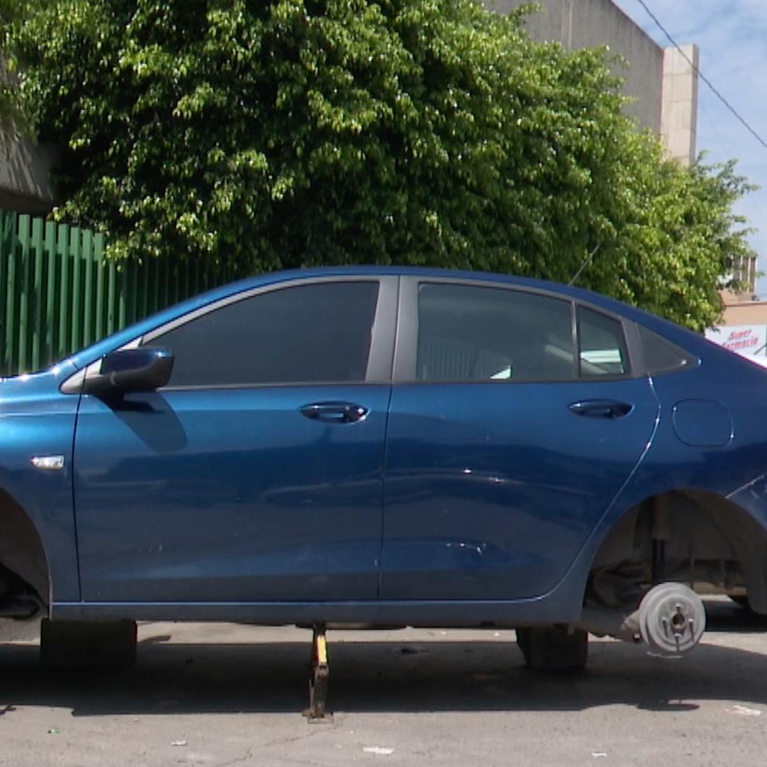 Así quedó el vehículo en el estacionamiento.